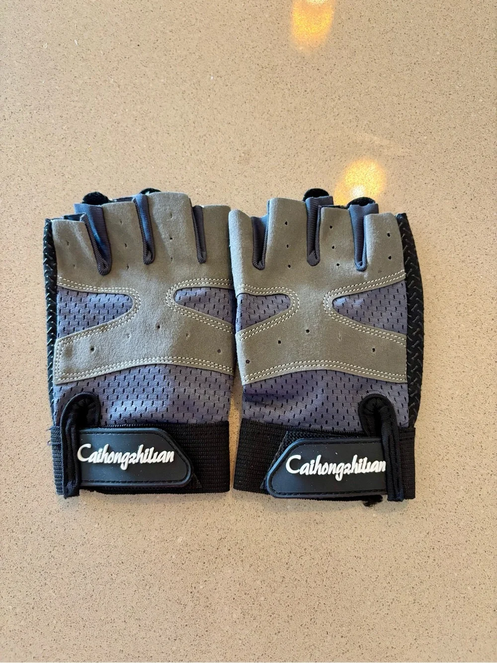 Women’s Gray and Black Fingerless Cycling/Workout Gloves NWOT Small